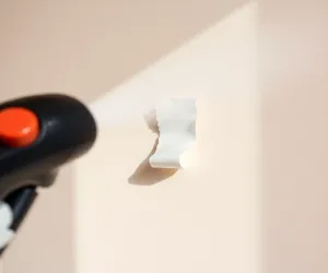 Jak usunąć tapetę pomalowaną farbą